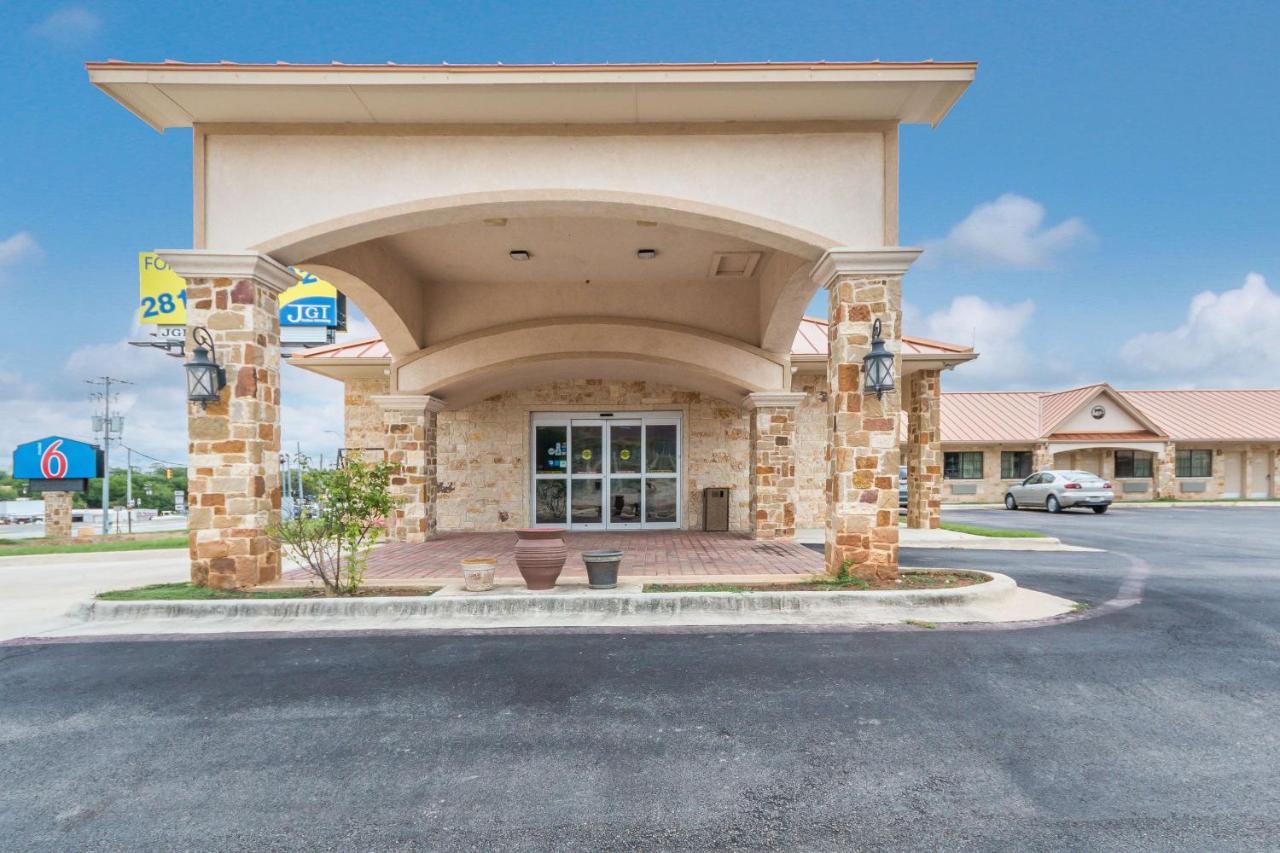 Motel 6 Floresville Ngoại thất bức ảnh